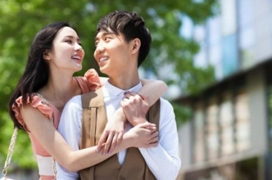 132 1 Dan Ba Dung Qua Dat Hanh Phuc Len Vai Nguoi Dan Ong