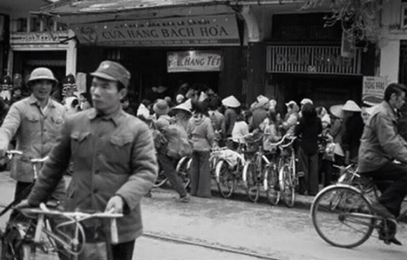 2 Nho Ve Cai Tet Dau Tien Ha Noi Im Bat Tieng Dan Bom Nua The Ky Truoc