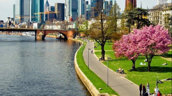 1 Mua Xuan Soi Dong Tai Frankfurt 7 Diem Den Vui Choi Giai Tri Khong The Bo Qua
