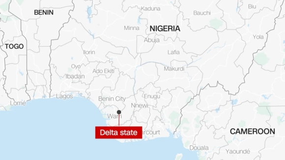 2 Canh Sat Nigeria Dot Kich Dam Cuoi Dong Tinh Bat Hon 200 Nguoi