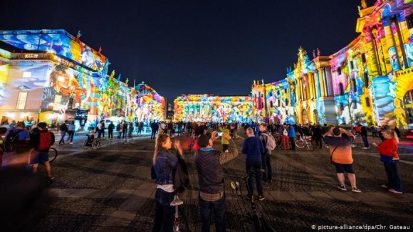 3 Duc Le Hoi Anh Sang Lung Linh Huyen Ao Tai Thu Do Berlin Trong Thang 10