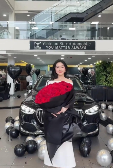 2 Con Gai Quyen Linh Mua Xe Hon 8 Ti O Tuoi 19 Gay Tranh Cai Vi Sao